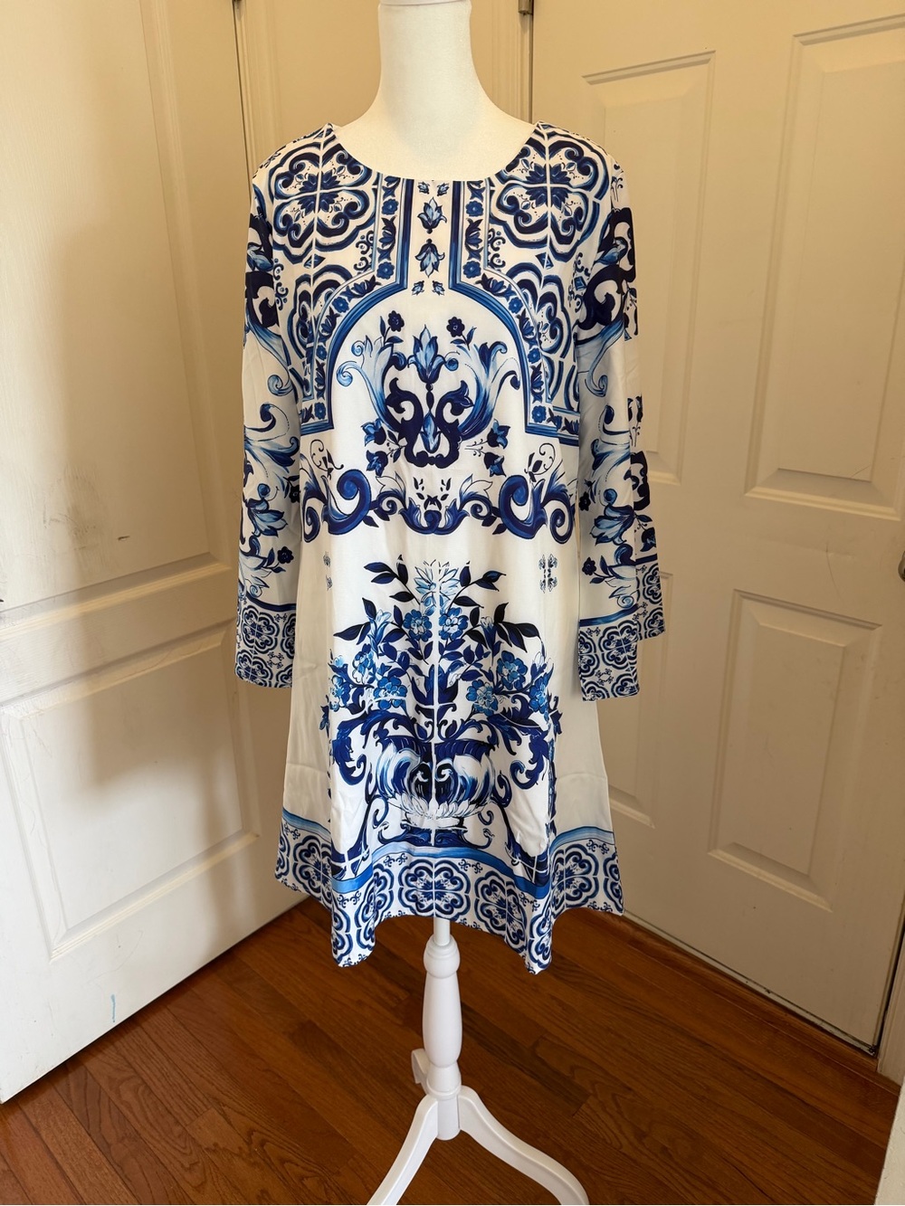 NWT Women’s Blue & White Floral Tile-Print Mini Dress size M (feel like L?)